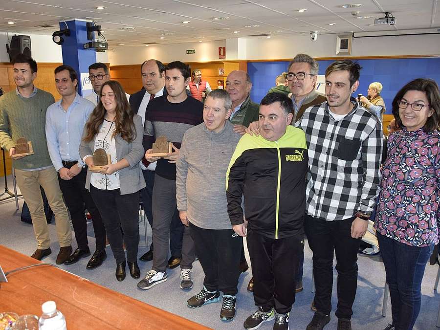 Premiados del XIII Concurso de Ideas Empresariales con representantes de la Federación de Empresas de La Rioja (FER), la Agencia de Desarrollo Económico de La Rioja (ADER) y Asprodema
