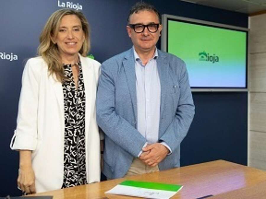 La consejera de Economía, Innovación, Empresa y Trabajo Autónomo, Belinda León, y el gerente de ADER, Luis Pérez Echeguren, informan de la convocatoria de ayudas de I+D+i