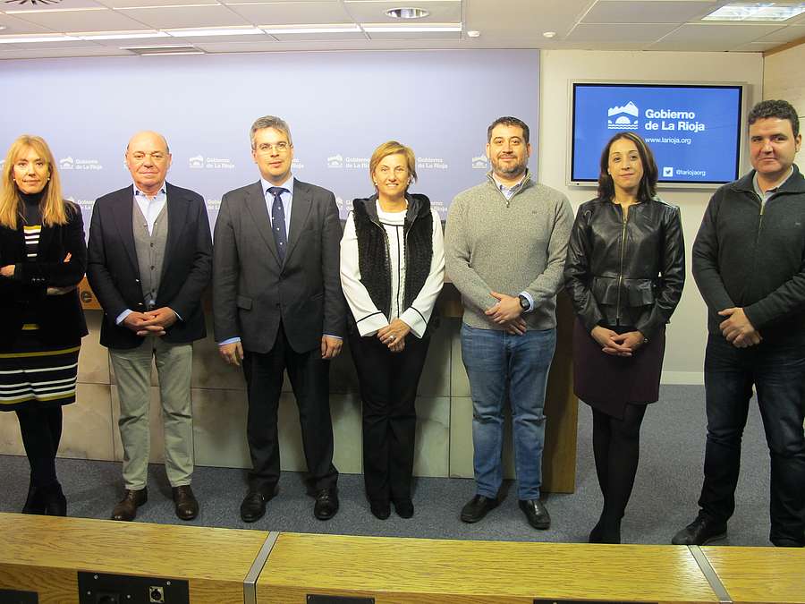 La consejera de Desarrollo Económico e Innovación, Leonor González; el director general de Acción Exterior, Giorgio Cerina; el presidente de la FER, Jaime García-Calzada, y representantes de dos empresas participantes en el proyecto, presentan la nueva edición de Europa cerca. 