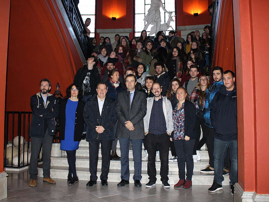 El gerente de la ADER, Javier Ureña, visita a los alumnos de diseño de Europa y de La Rioja que participan en la VII edición del encuentro Project Week La Rioja. 