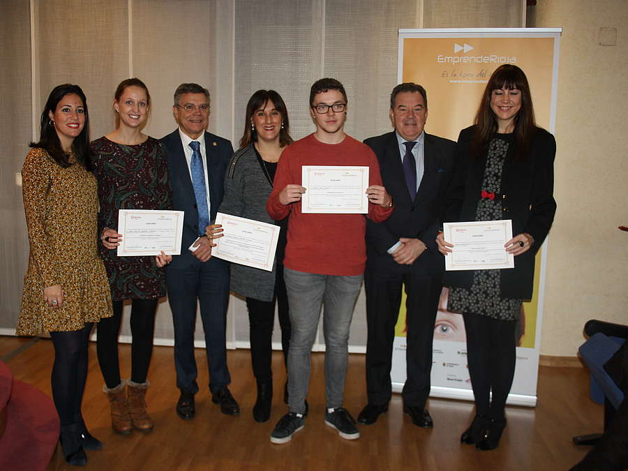 El director general de la Cámara de Comercio e Industria de La Rioja, Florencio Nicolás; el gerente de la ADER, Javier Ureña y la subdirectora general de Universidades y Formación Permanente, Carmen Duque, entregan los premios del Concurso Ideas de Negocio para alumnos de FP. 