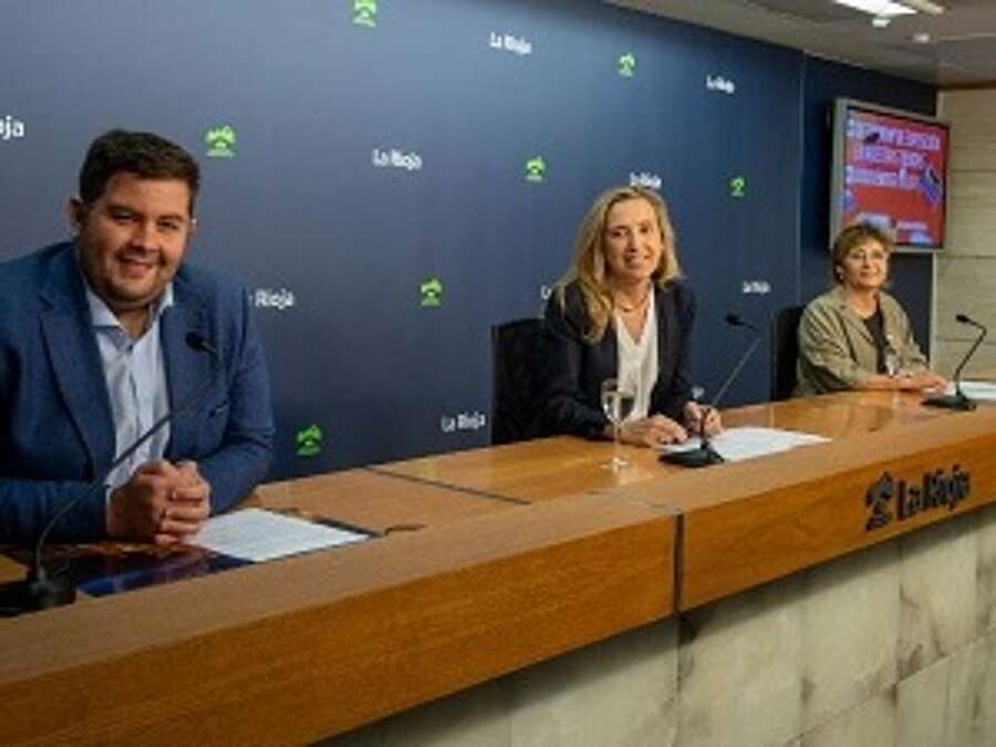 La consejera de Economía, Innovación, Empresa y Trabajo Autónomo, Belinda León, el alcalde de Nájera, Jorge Salaverri, y la presidenta de la Asociación El Mueble de Nájera, Nuria Núñez, presentan +OUTLETNÁJERA