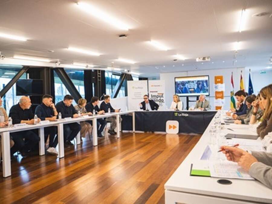 Asistentes a la celebración del protocolo general de colaboración en materia de emprendimiento