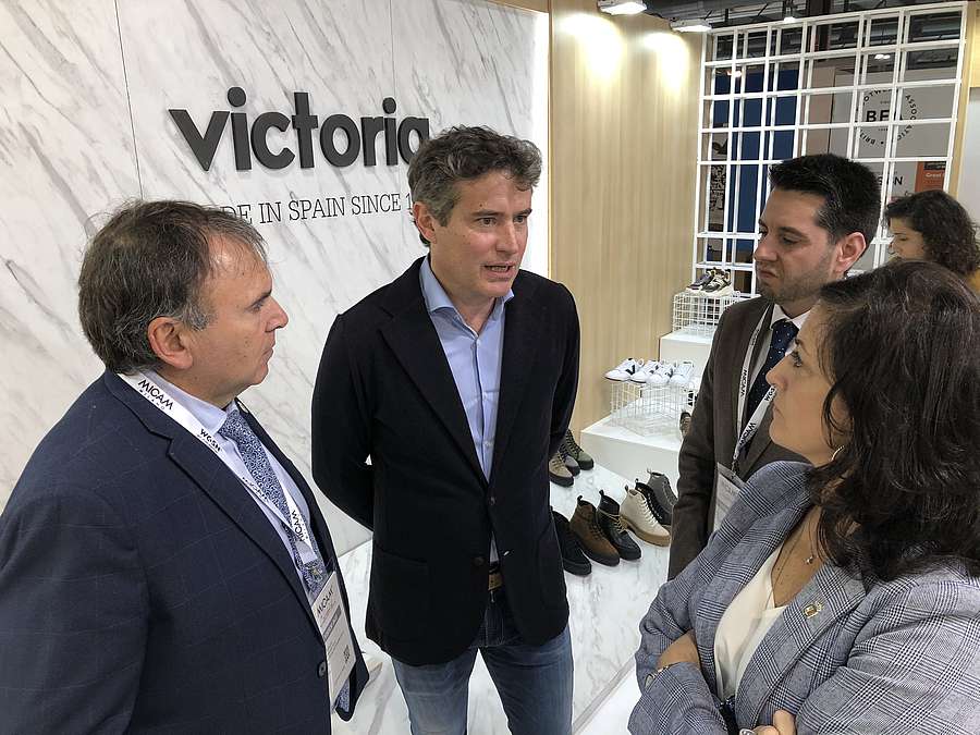 La presidenta Concha Andreu y el consejero de Desarrollo Autonómico, José Ignacio Castresana en la visita a la Feria Internacional de Calzado de Milán