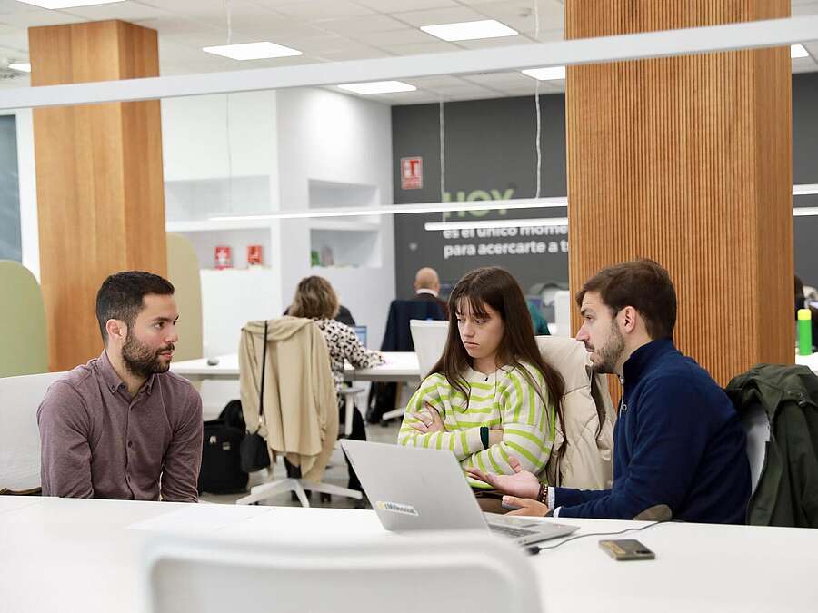 Emprendedores en las instalaciones del COE