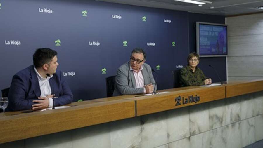 El gerente de la ADER, Luis Pérez Echeguren, el alcalde de Nájera, Jorge Salaverri, y la presidenta de la Asociación El Mueble de Nájera, Nuria Núñez, presentan NájeraDecor 2026