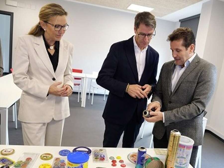 Gonzalo Capellán, Belinda León y Juan Marín en la visita a Grafometal