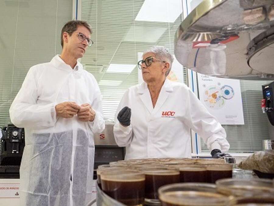Asistentes a la visita de las instalaciones de la empresa UCC Coffee Spain