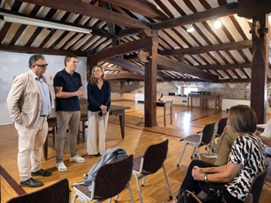 La consejera de Economía, Innovación, Empresa y Trabajo Autónomo, Belinda León, el alcalde de Ezcaray, Diego Bengoa, y el gerente de la ADER, Luis Pérez Echeguren.