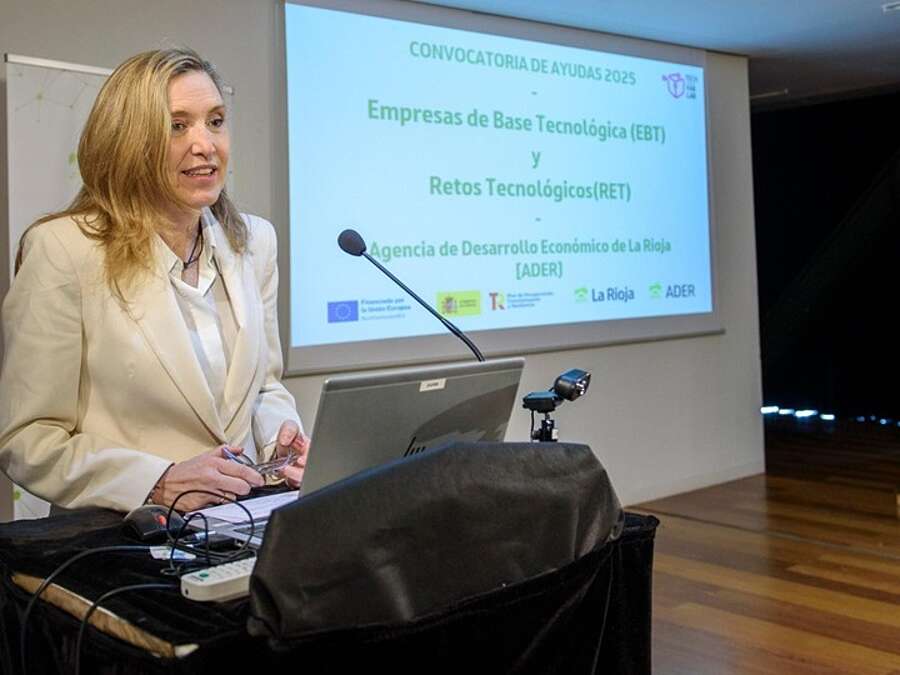 La consejera de Economía, Innovación, Empresa y Trabajo Autónomo, Belinda León, informa de las nuevas convocatorias enmarcadas en el proyecto Tech FabLab