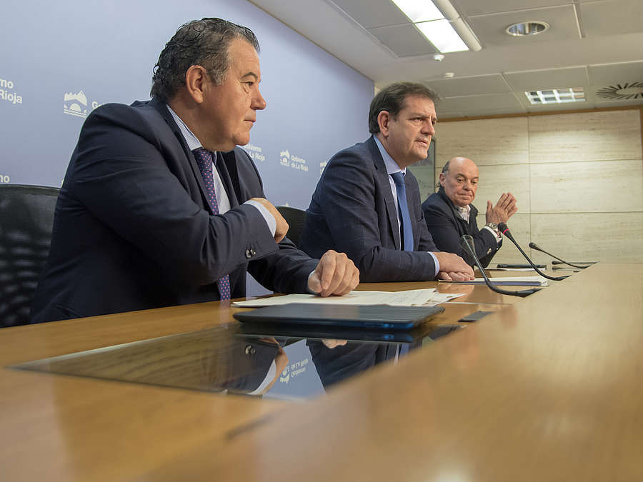 El consejero de Agricultura, Ganadería y Medio Ambiente, Íñigo Nagore; el presidente de la FER, Jaime García-Calzada, y el gerente de la ADER, Javier Ureña, presentan la participación de La Rioja en el Salón Internacional de Alimentación, Bebidas y Food Service, Alimentaria 2018. 