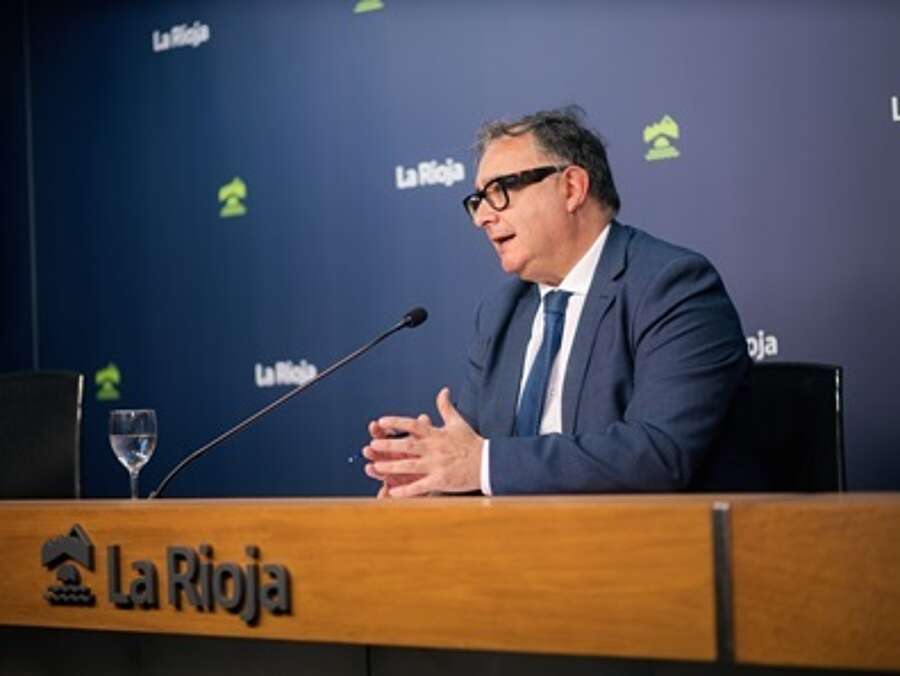 El gerente de la ADER, Luis Pérez Echeguren, informa sobre la convocatoria de las becas de diseño de producto