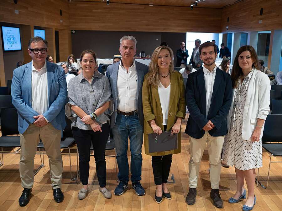 la consejera Belinda León, con los participantes en la presentación del proyecto dRural