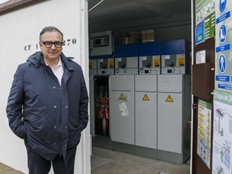 El gerente de la ADER, Luis Pérez Echeguren, en la visita al polígono industrial Las Cañas