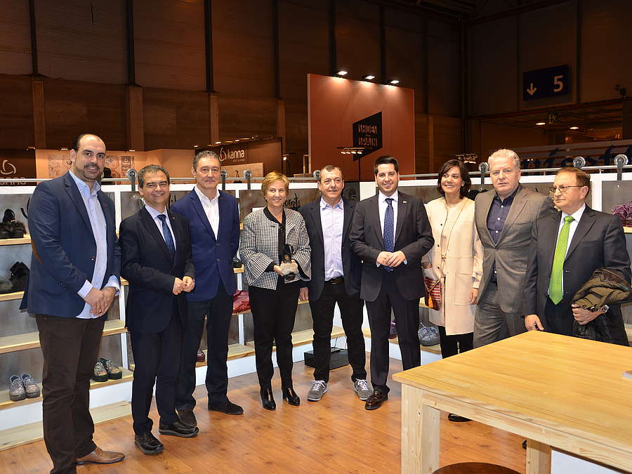 La consejera de Desarrollo Económico e Innovación visitó a las empresas participantes en la Feria Momad Shoes que se celebró en Madrid. 