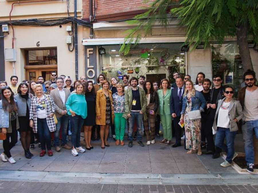 Participantes de la iniciativa Lovisual 18 hacen un recorrido por los comercios que forman parte de la misma