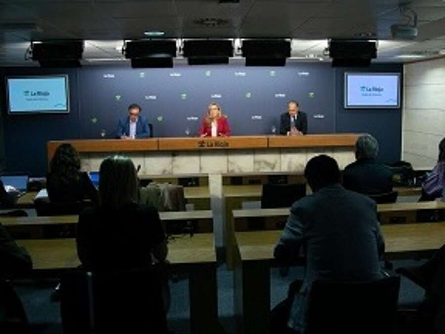 La consejera de Economía, Innovación, Empresa y Trabajo Autónomo, Belinda León, el gerente de la ADER, Luis Pérez Echeguren, y el presidente de ARIAUTO, Eduardo de Luis, presentan el programa VER