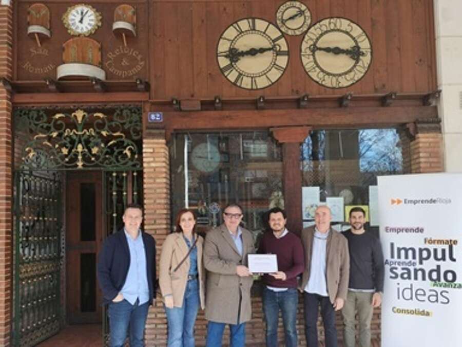 Representantes de EmprendeRioja entregan el reconocimiento del emprendedor del mes a Pedro Fernández Sáenz