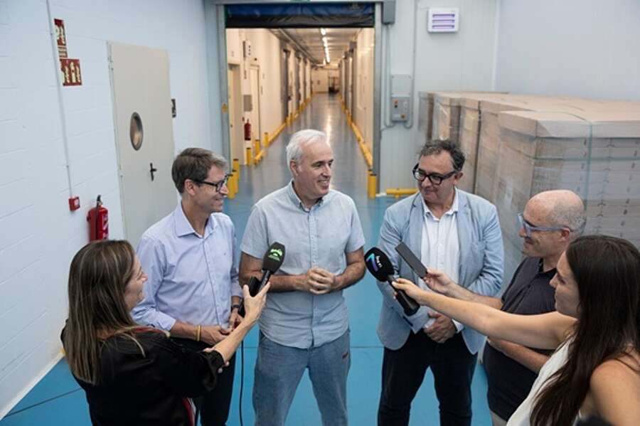 El presidente del Gobierno de La Rioja, Gonzalo Capellán, acompañado por el gerente de la ADER, Luis Pérez Echeguren, en la visita a la empresa Tradición Casera