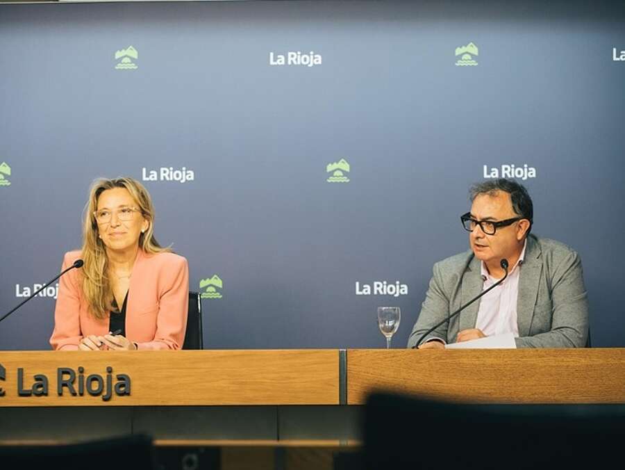 La consejera de Economía, Innovación, Empresa y Trabajo Autónomo, Belinda León, y el gerente de la ADER, Luis Pérez Echeguren, informan sobre la Feria SIAL