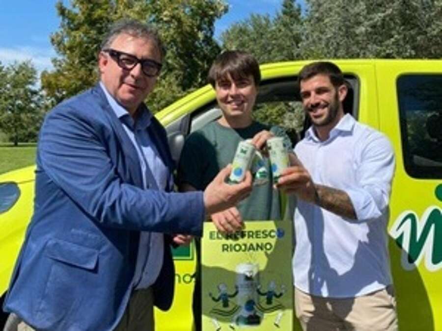 El gerente de la ADER, Luis Pérez Echeguren, y el presidente de FER Joven, Adrián Alonso, entregan el reconocimiento de Emprendedor del Mes al proyecto Mostea