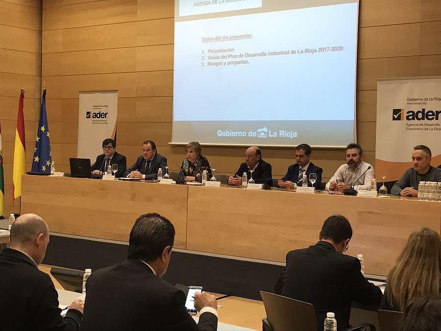 La consejera de Desarrollo Económico e Innovación, Leonor González Menorca, ha participado en el encuentro de presentación del Plan de Desarrollo Industrial a los miembros de la Oficina de Asuntos Económicos 