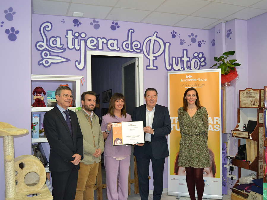 El gerente de la ADER, Javier Ureña, entrega el diploma al emprendedor del mes de marzo a María Tudanca. 