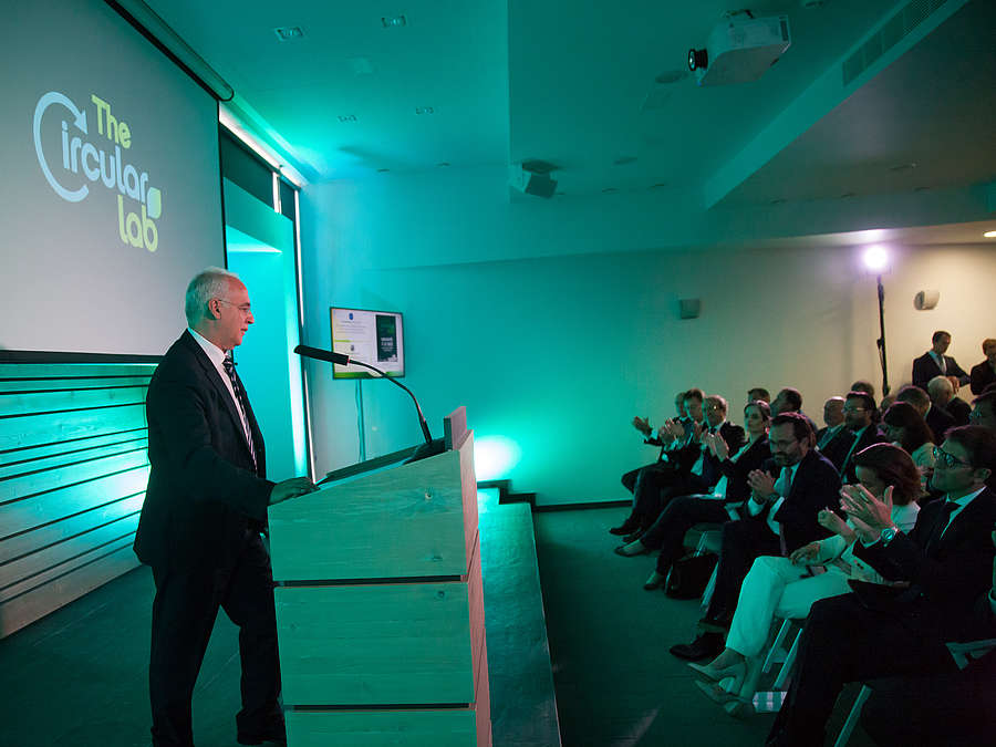 El presidente del Gobierno de La Rioja, José Ignacio Ceniceros, participa en la inauguración del Laboratorio de Economía Circular de Ecoembes. 