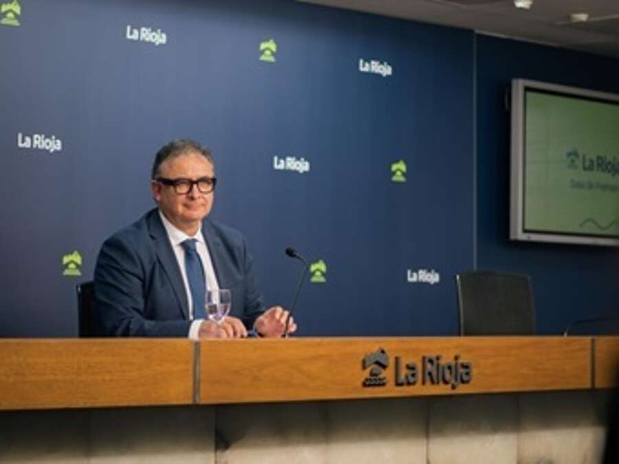 El gerente de la ADER, Luis Pérez Echeguren, informa sobre la convocatoria de las becas de diseño de producto