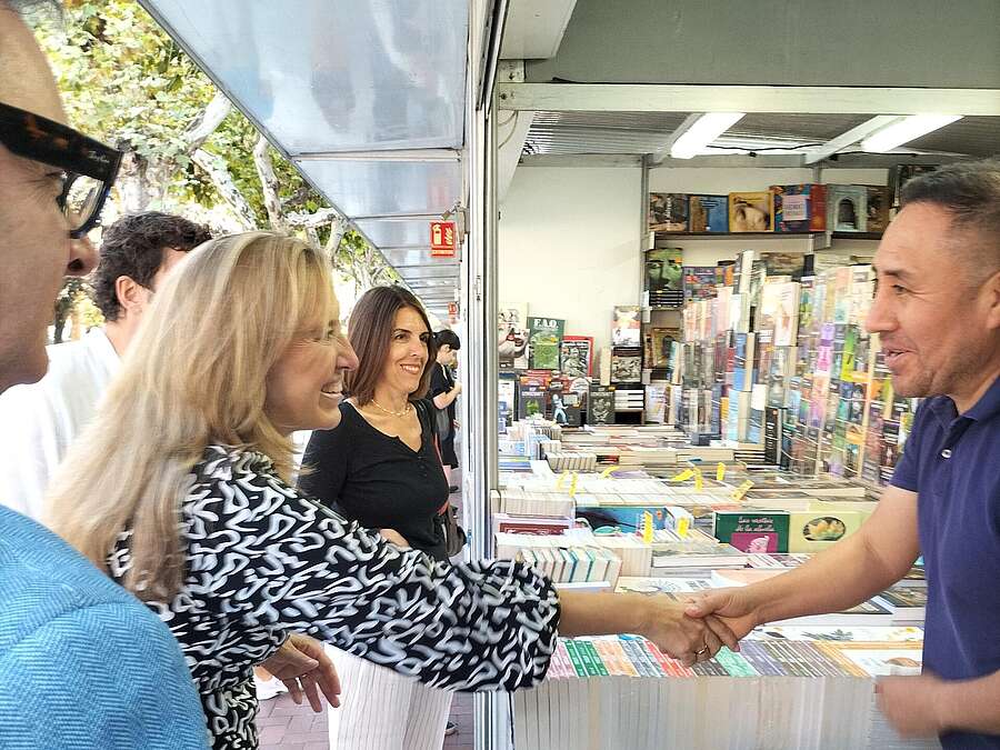 Belinda León, junto a Luis Pérez, Diego Ochoa, Rosa María Fernández y Jaime García-Calzada, visitan los stands de la Feria del Libro Antiguo y de Ocasión en el Paseo de el Espolón