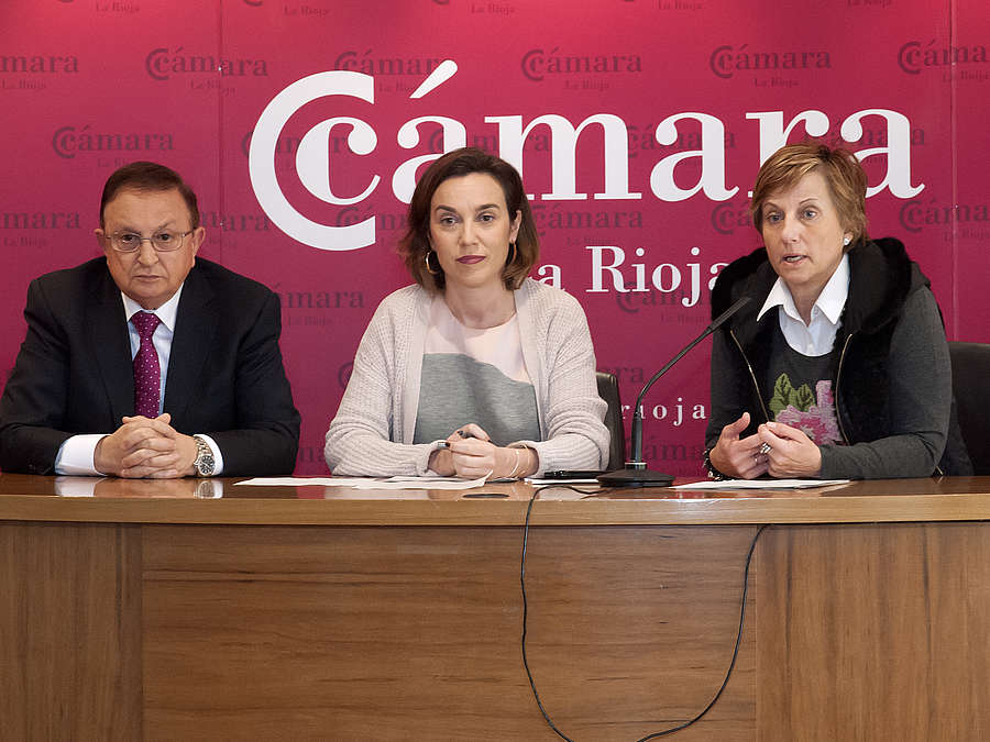 La consejera de Desarrollo Económico e Innovación, Leonor González Menorca; el presidente de la Cámara de Comercio de La Rioja, José María Ruiz Alejos, y la alcaldesa de Logroño, Cuca Gamarra, presentan la próxima edición de Logrostock. 