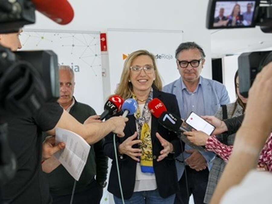 La consejera de Economía, Innovación, Empresa y Trabajo Autónomo, Belinda León, junto a Eduardo de Luis, presidente de la FER, el presidente de la FRM, Jorge Loyo, y el gerente de la ADER, Luis Pérez Echeguren, en las presentación del proyecto Retorno Rural (RER)