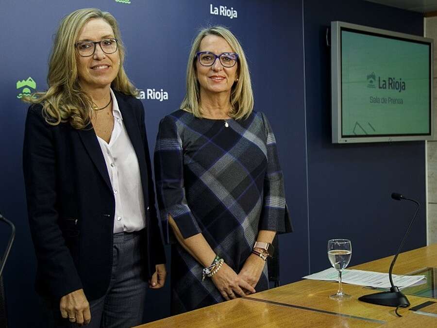 La consejera de Economía, Innovación, Empresa y Trabajo Autónomo, Belinda León, junto a la subdirectora de Relaciones Laborales y Diálogo Social, Pilar Simón, informan sobre las convocatorias del 'Programa Cheque de Innovación'