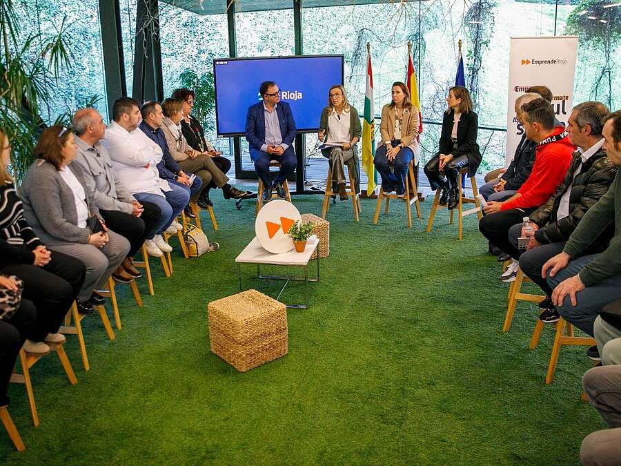 La consejera de Economía, Innovación, Empresa y Trabajo Autónomo, Belinda León y el gerente de ADER, Luis Pérez Echeguren, en el Encuentro Motivacional de Emprendedores e Innovadores 
