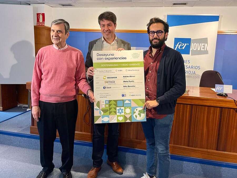 El gerente de ADER, Luis Alonso, junto a Diego Caro, presidente de FER Joven, y Jesús Aguado, presidente de SECOT La Rioja, en la presentación de la iniciativa "Desayunos con experiencias".