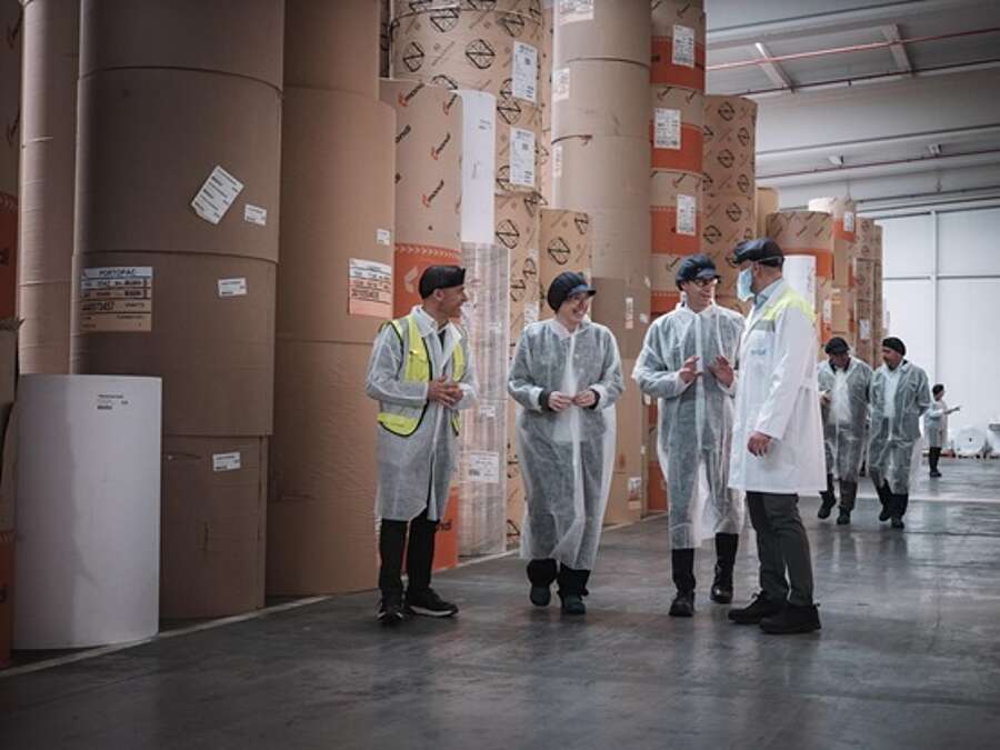 Asistentes en la visita a las instalaciones de Toybe