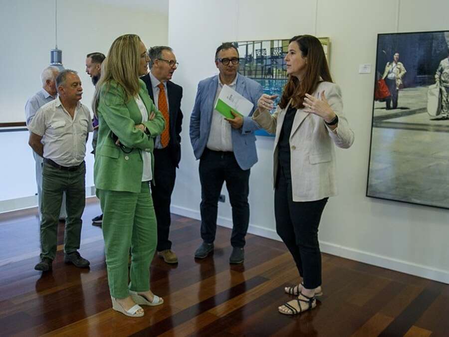 La consejera de Economía, Innovación, Empresa y Trabajo Autónomo, Belinda León, y el gerente de la ADER, Luis Pérez Echeguren, durante la visita al Colegio Oficial de Agentes Comerciales