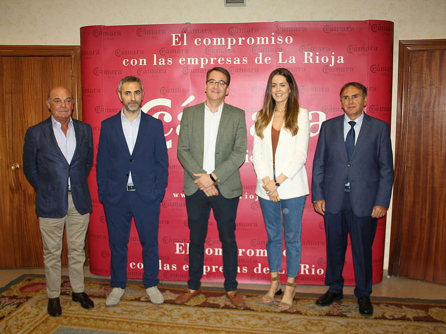 El presidente de la FER y el consejero de Desarrollo Autonómico con los representantes de las empresas reconocidas en los Premios de Internacionalización 2018 