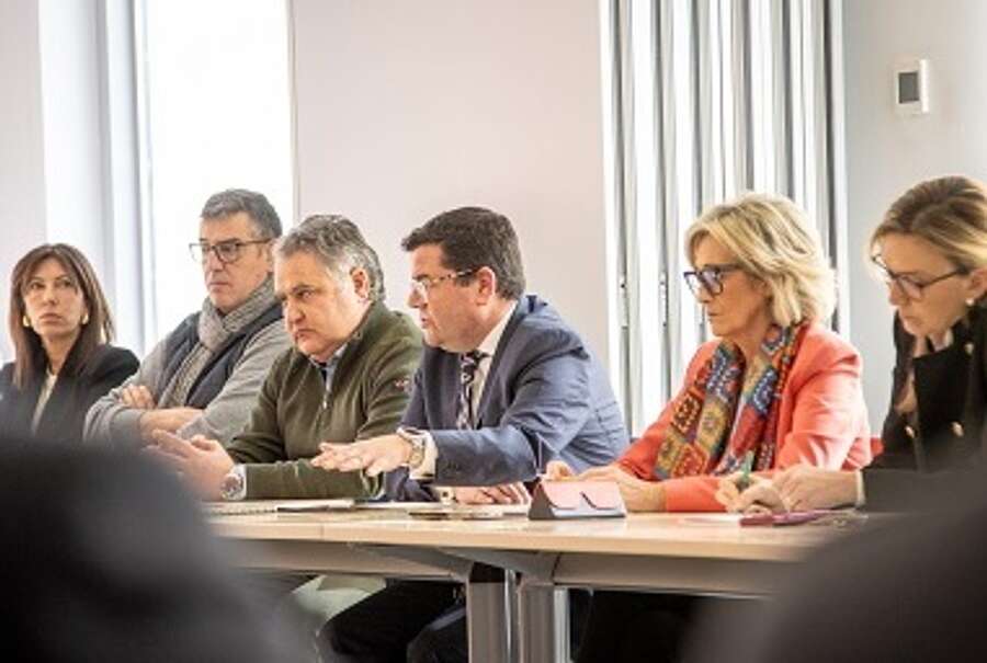 Representantes del Gobierno de La Rioja y Ayuntamiento de Calahorra, en el encuentro con el sector empresarial de Calahorra