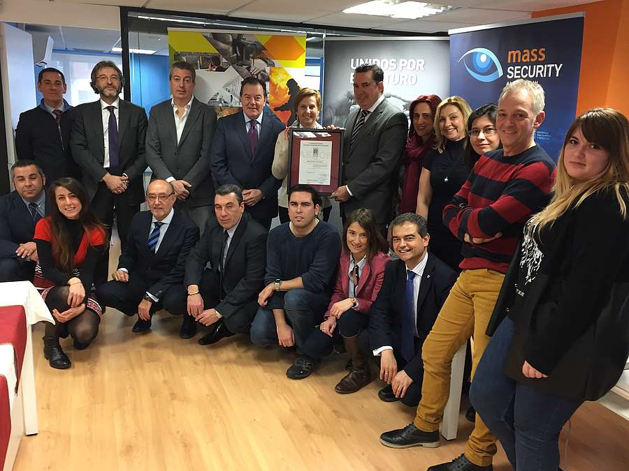 La consejera de Desarrollo Económico e Innovación, Leonor González Menorca, entrega la nueva certificación AENOR ISO 27001 a la empresa riojana Mass Security