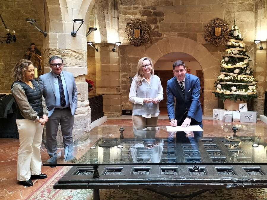 Asistentes a la presentación del convenio entre el Gobierno de La Rioja y el Ayuntamiento de Santo Domingo de la Calzada