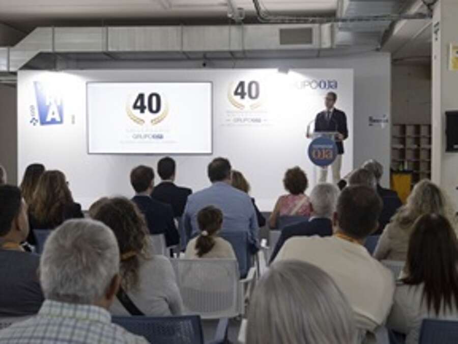 Asistentes al 40 aniversario de la empresa familiar riojana Comercial Oja