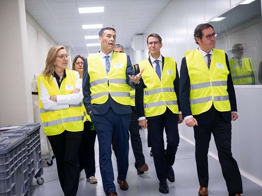 Asistentes a la inauguración de las nuevas instalaciones de Rioja Nature Pharma