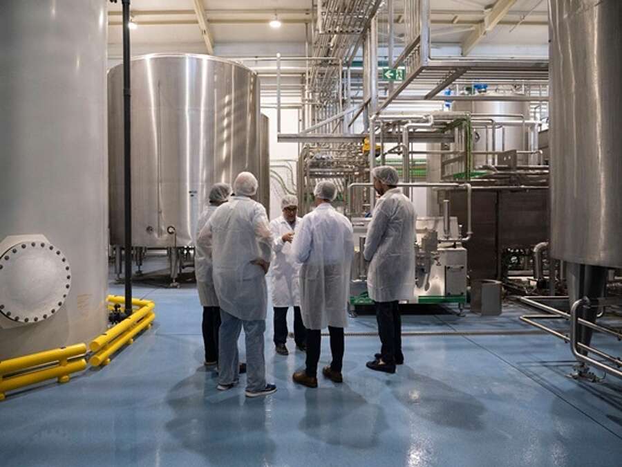 El presidente del Gobierno de La Rioja, Gonzalo Capellán, acompañado por el gerente de la ADER, Luis Pérez Echeguren, en la visita a la empresa Tradición Casera