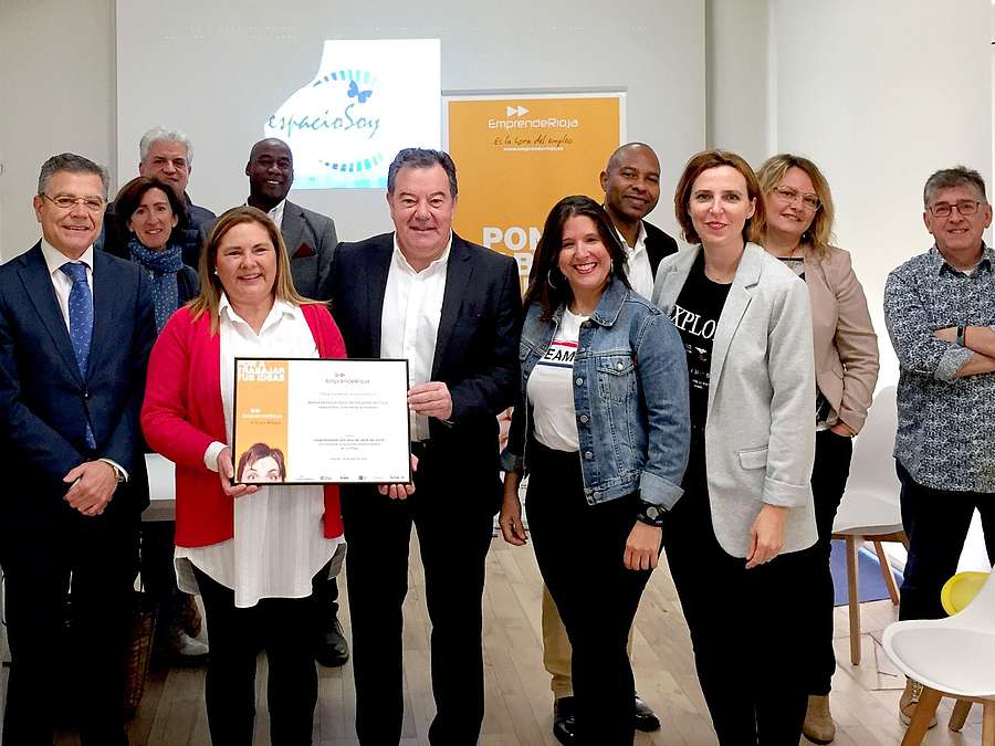 Entrega del diploma del emprendedor del mes de abril a María Nereida Solo de Zaldívar por espacioSoy. Coworking almazuela