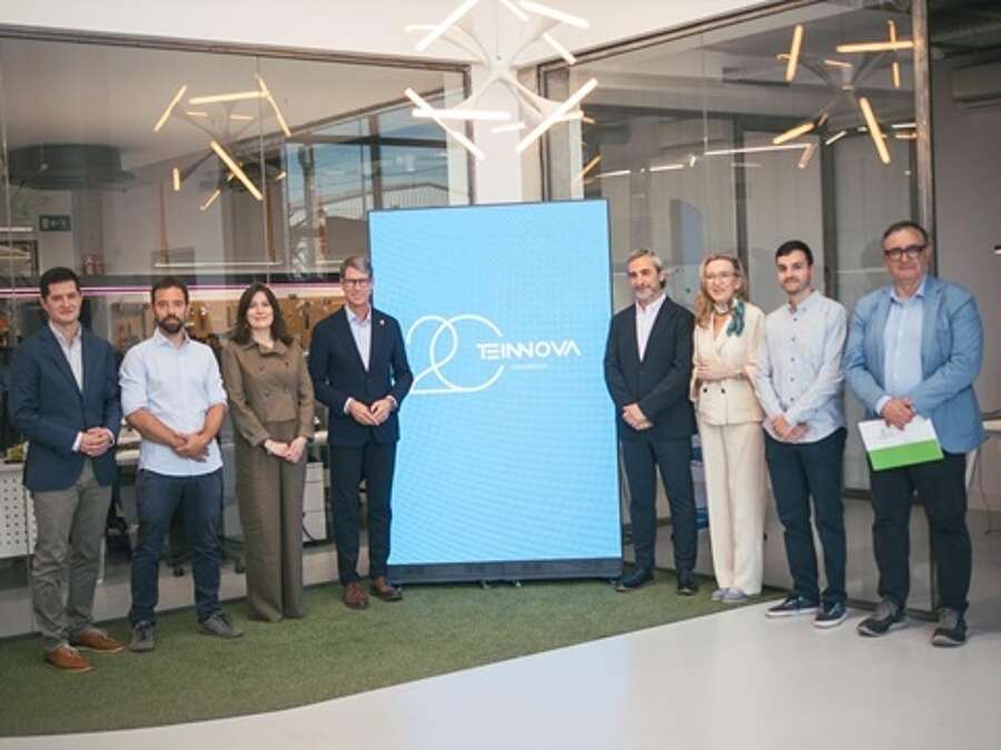 Asistentes a la visita a las instalaciones de la empresa riojana Teinnova