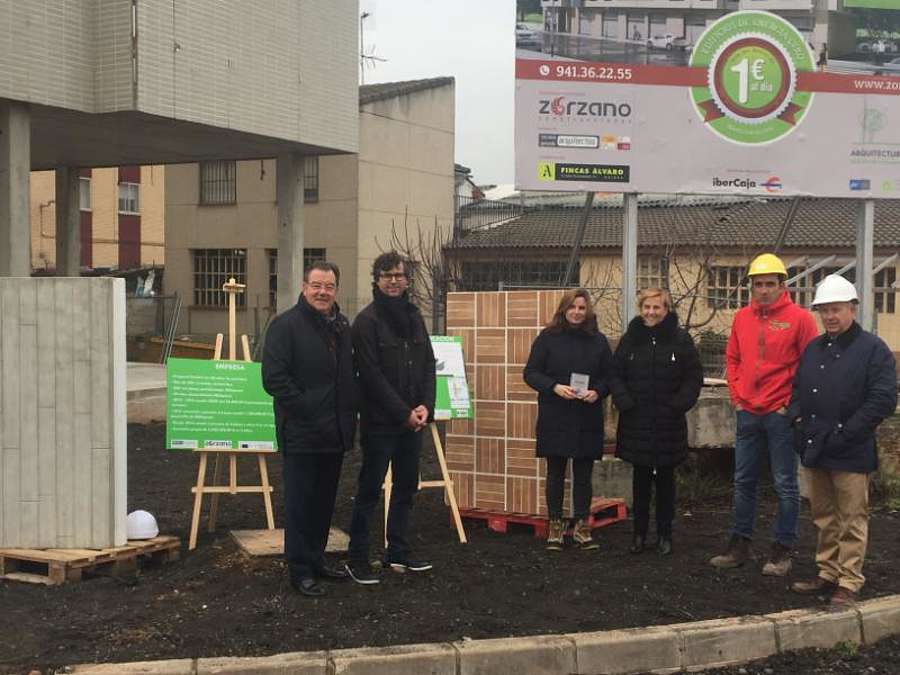 Asistentes a la visita del bloque de viviendas construidas en Nájera bajo el estándar Passivhouse, que está construyendo la empresa Construcciones Zorzano