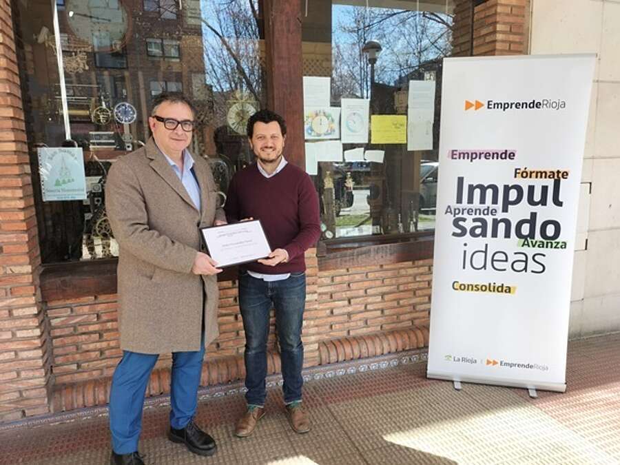 El gerente de la ADER, Luis Pérez Echeguren, entrega el reconocimiento de Emprendedor del Mes a Pedro Fernández Sáenz