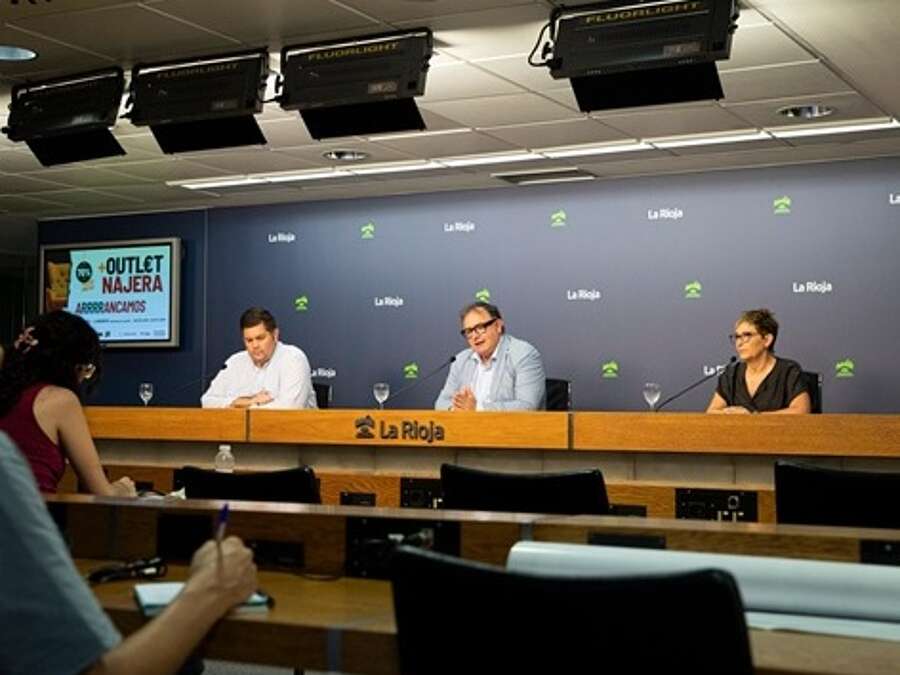 El gerente de la ADER, Luis Pérez Echeguren, junto al alcalde de Nájera, Jorge Salaverri, y la presidenta de la Asociación El Mueble de Nájera, Nuria Núñez, presentan la 17 edición de la Feria del Outlet y de la Oportunidad del Mueble del Nájera