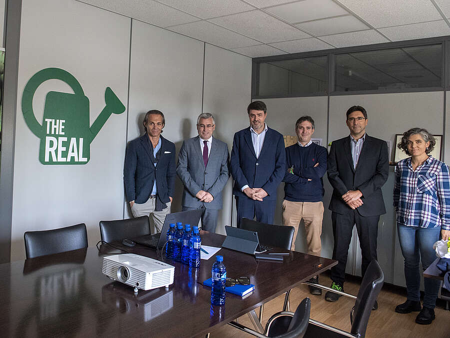 Asistentes a la visita de las instalaciones del grupo empresarial The Real Green Food en Autol